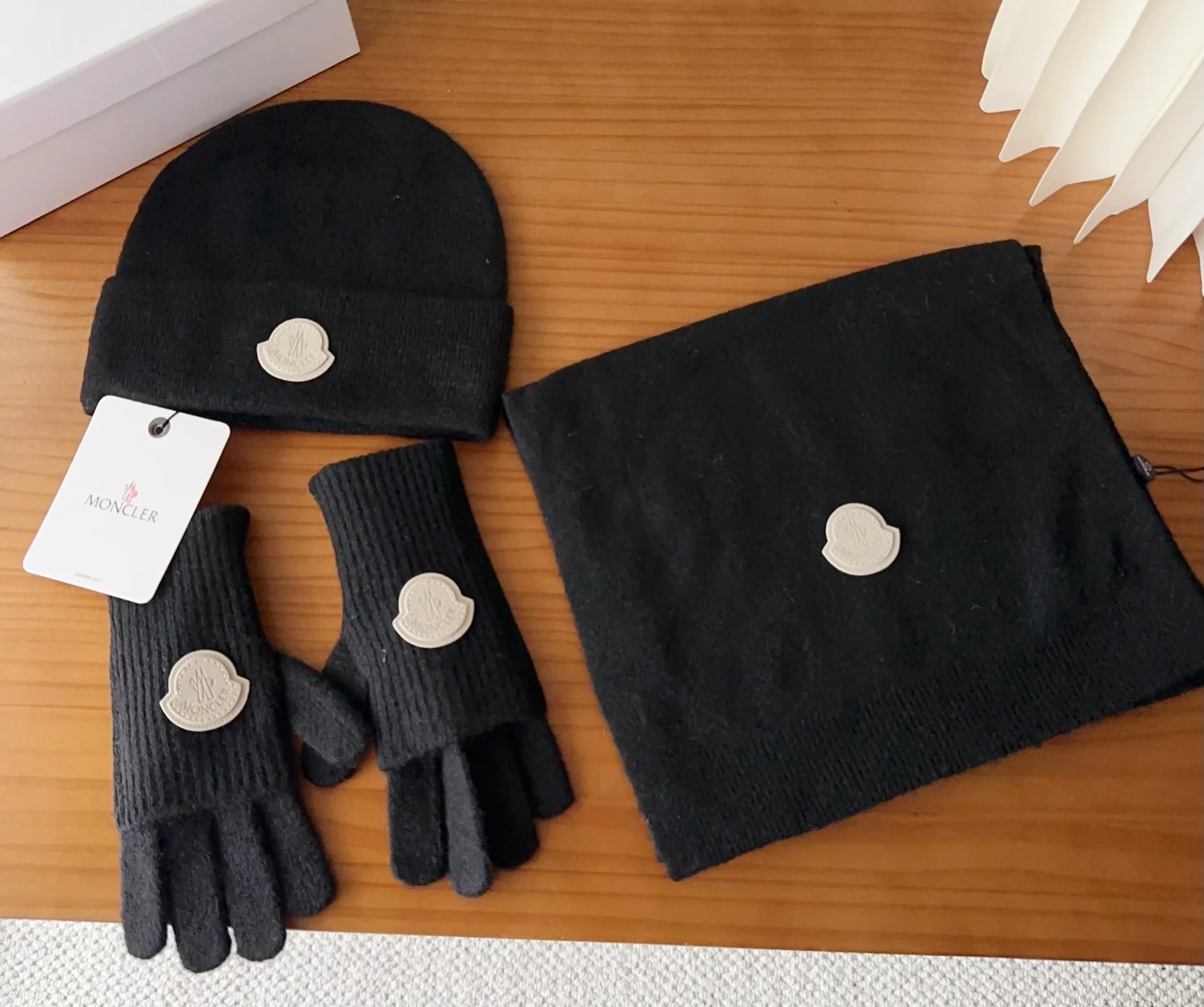 Leather label knitted scarf hat gloves set