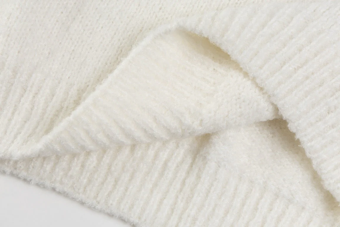 3 Color four-leaf jacquard sweater