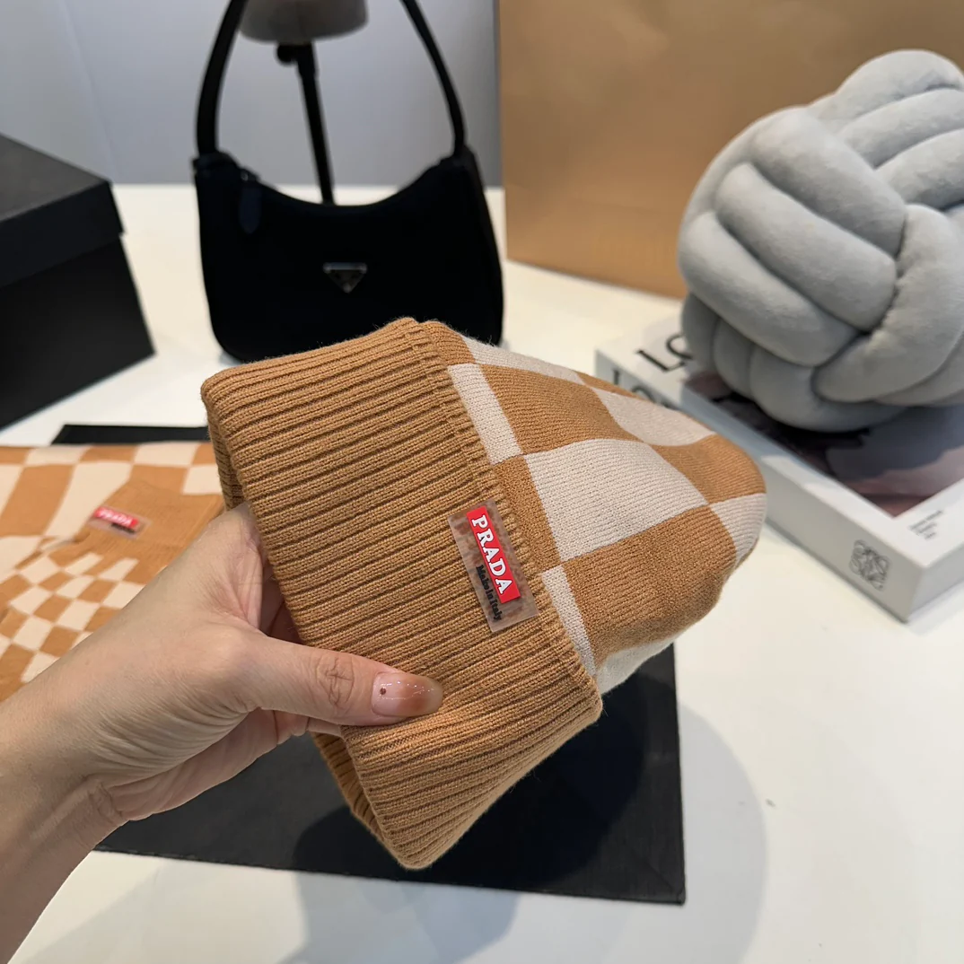 Grid knitted scarf hat gloves set