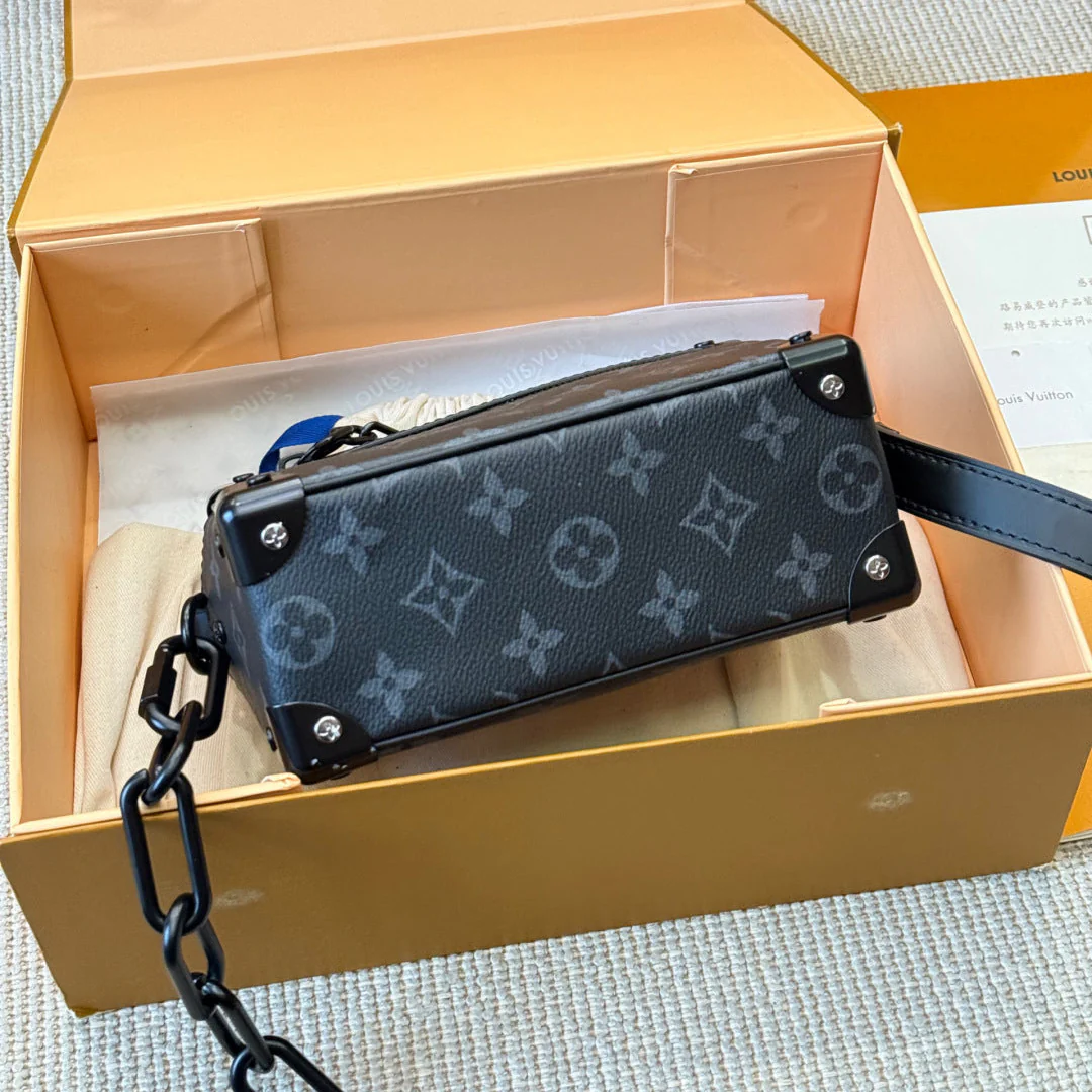 Men's Embossed Crossbody Chain Bag