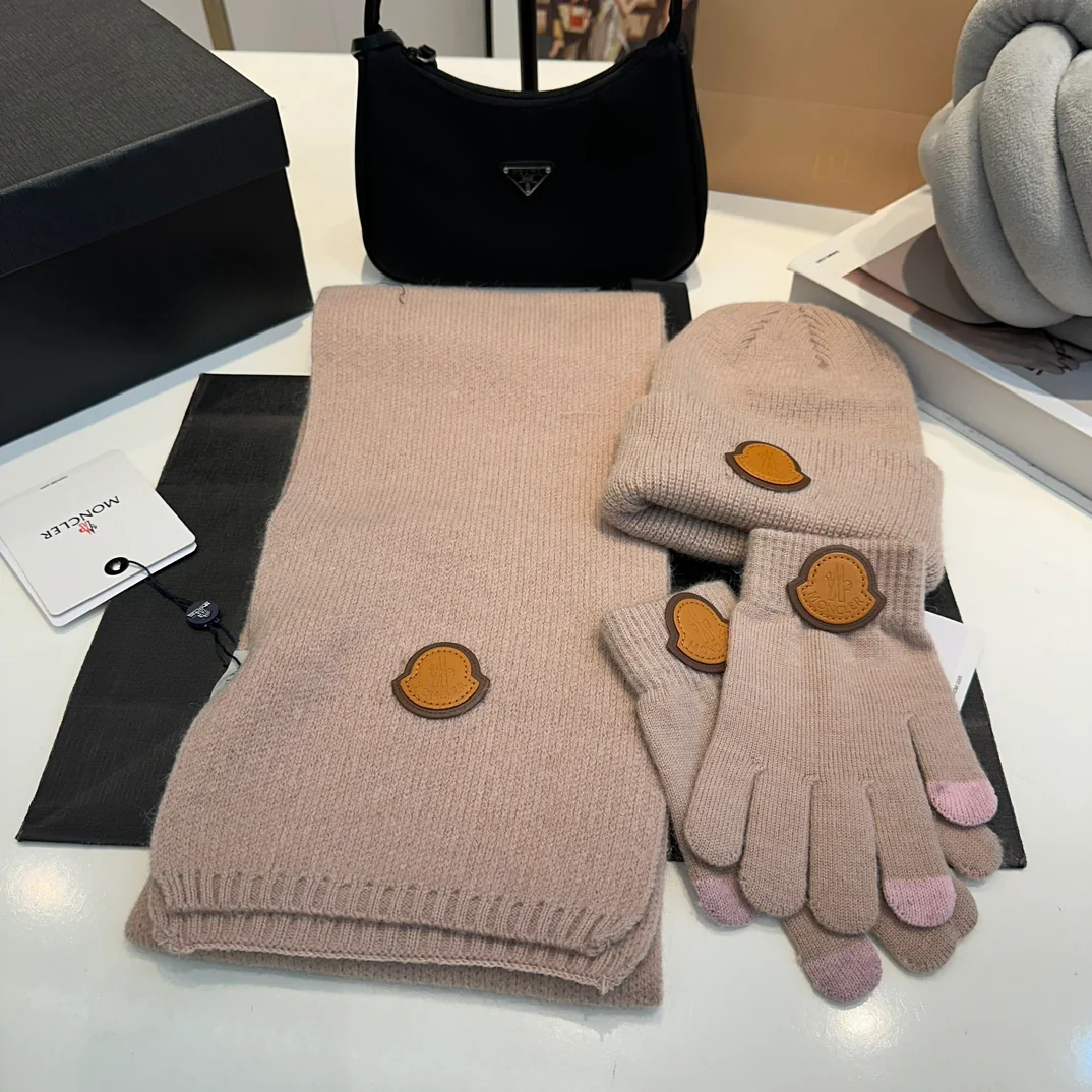 Leather label knitted scarf hat gloves set