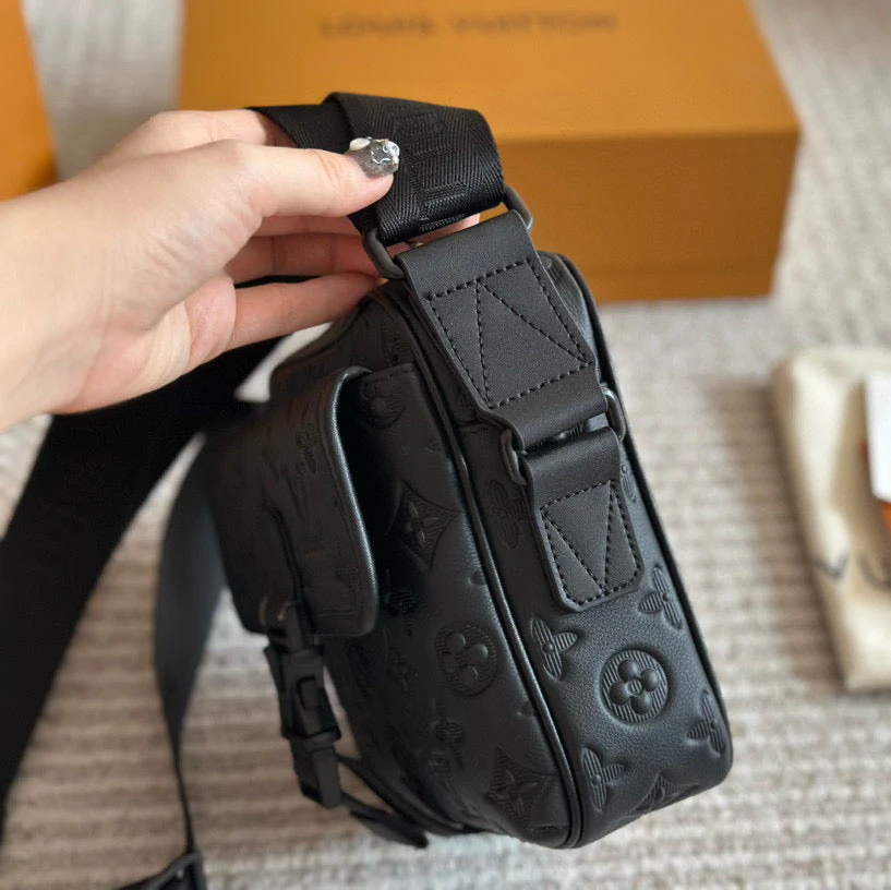 Black Floral Men's Classic Messenger Bag