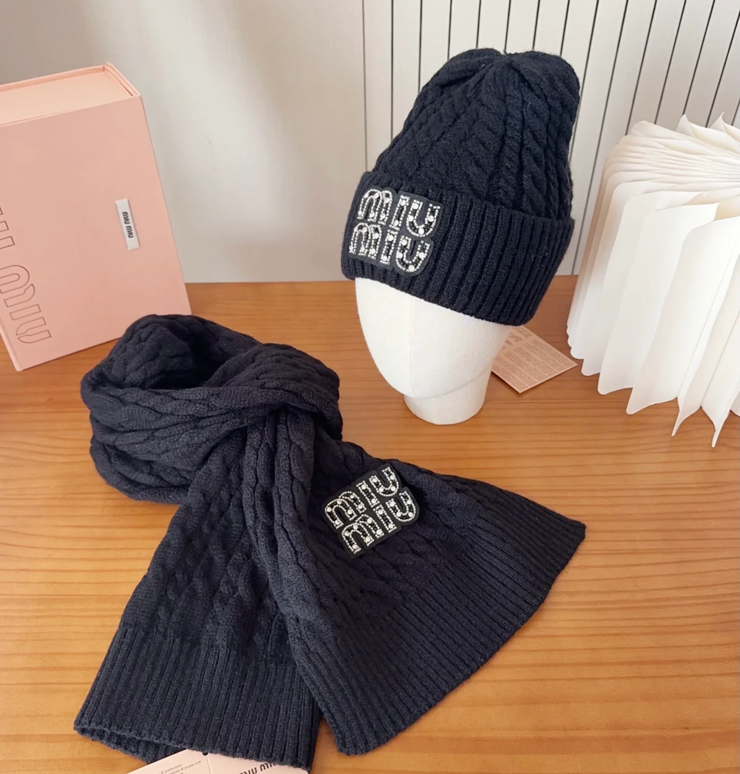 Embroidery knit scarf and hat set