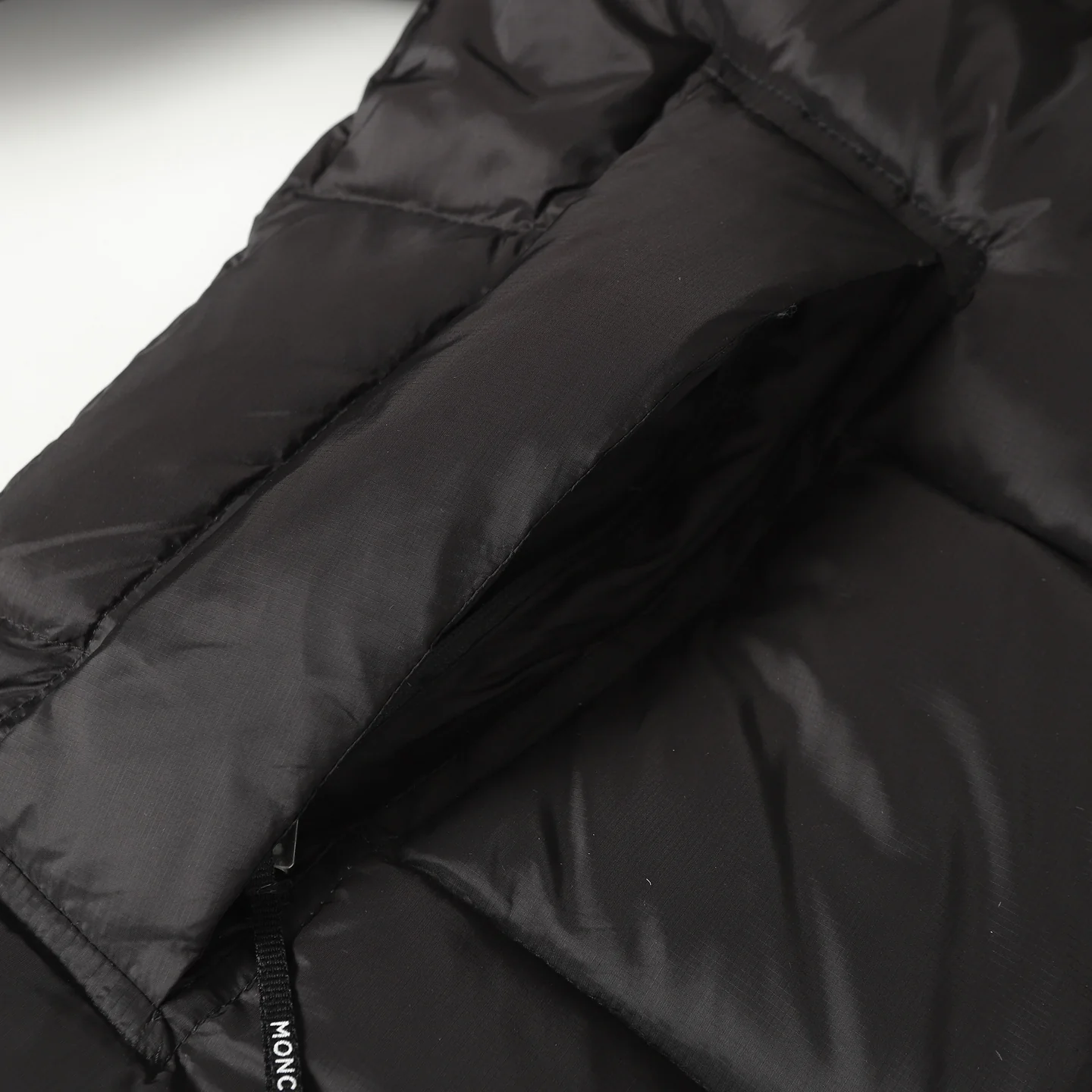 Pocket down hooded jacket