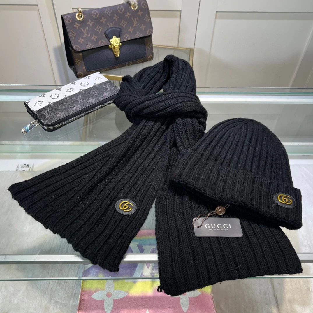 Leather label wool knit scarf and hat set