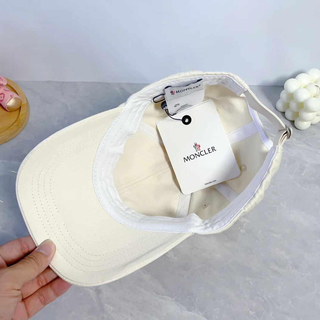 Fashionable embroidered baseball cap