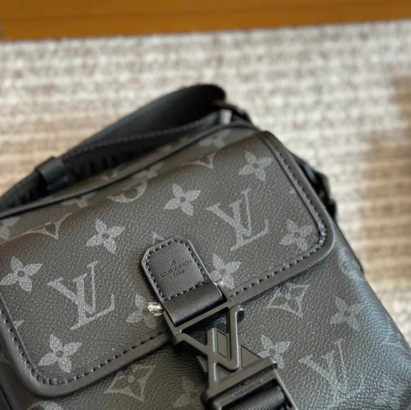 Black Floral Men's Classic Messenger Bag