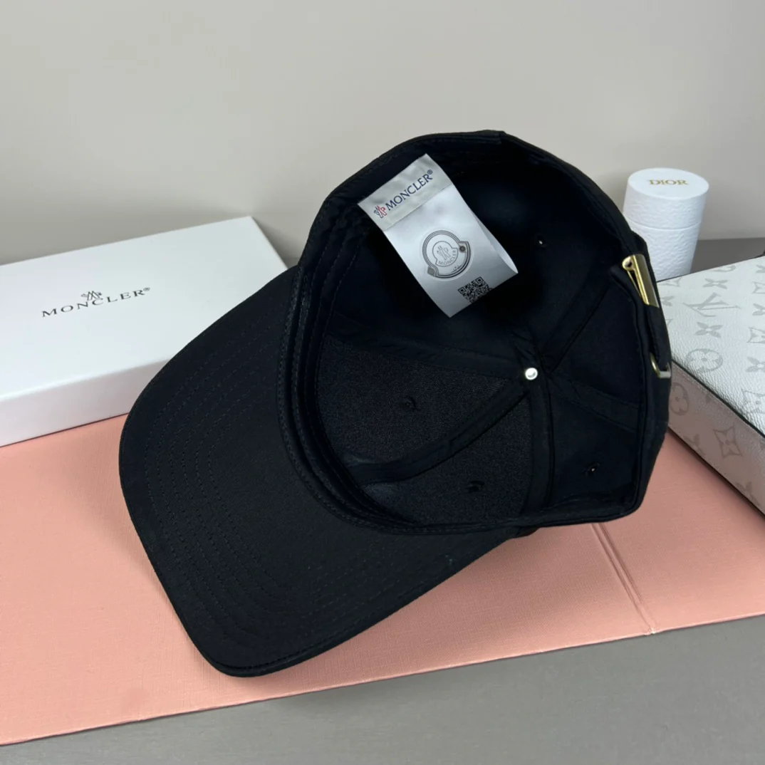 Fashion offset baseball cap