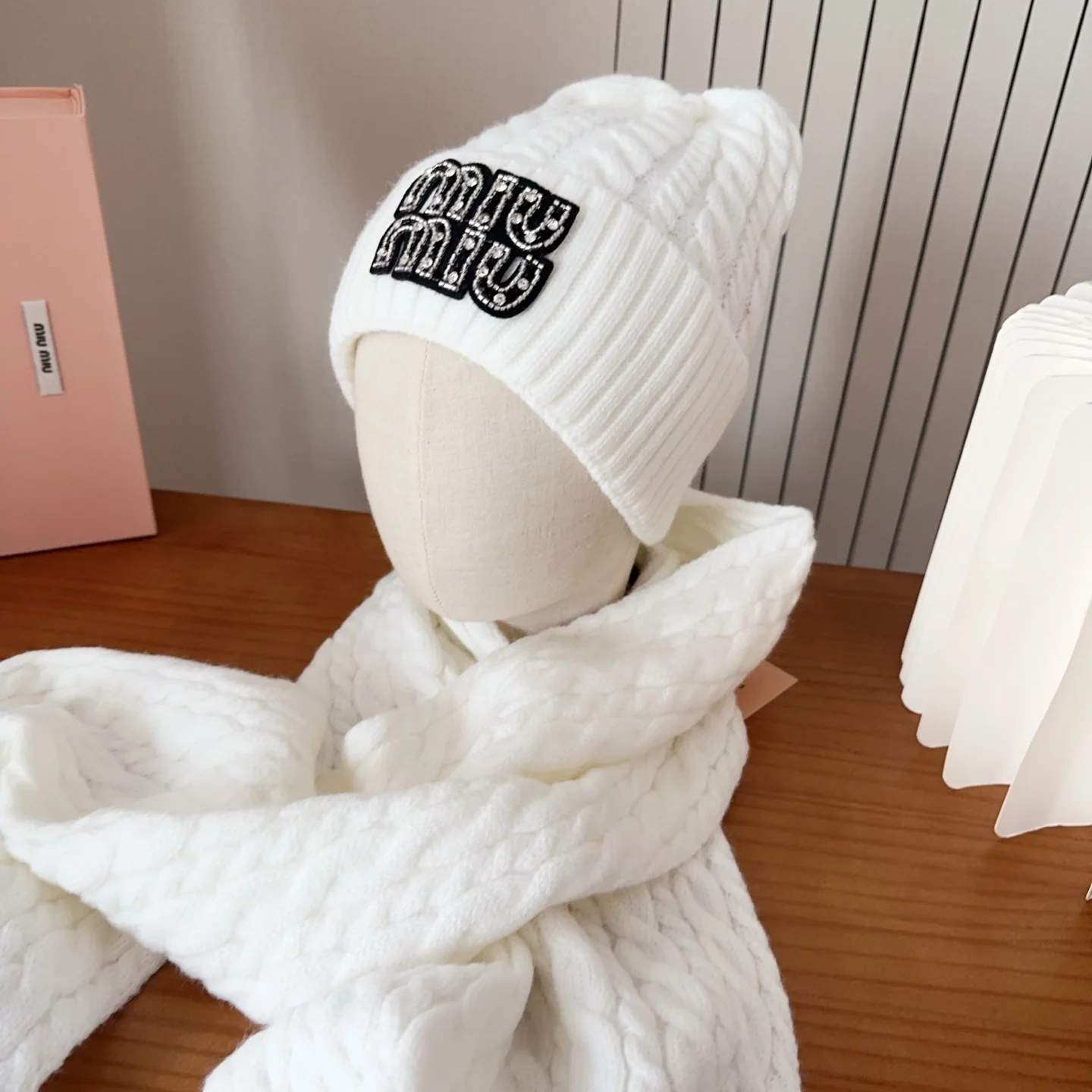 Embroidery knit scarf and hat set