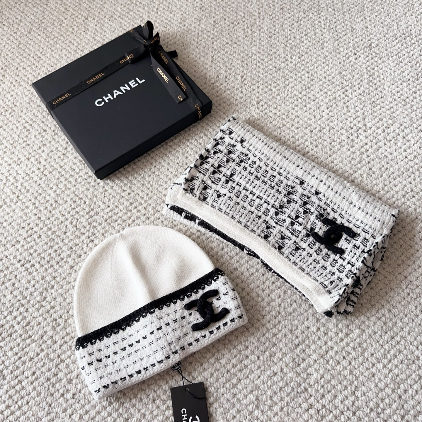 Elegant knitted scarf and hat set