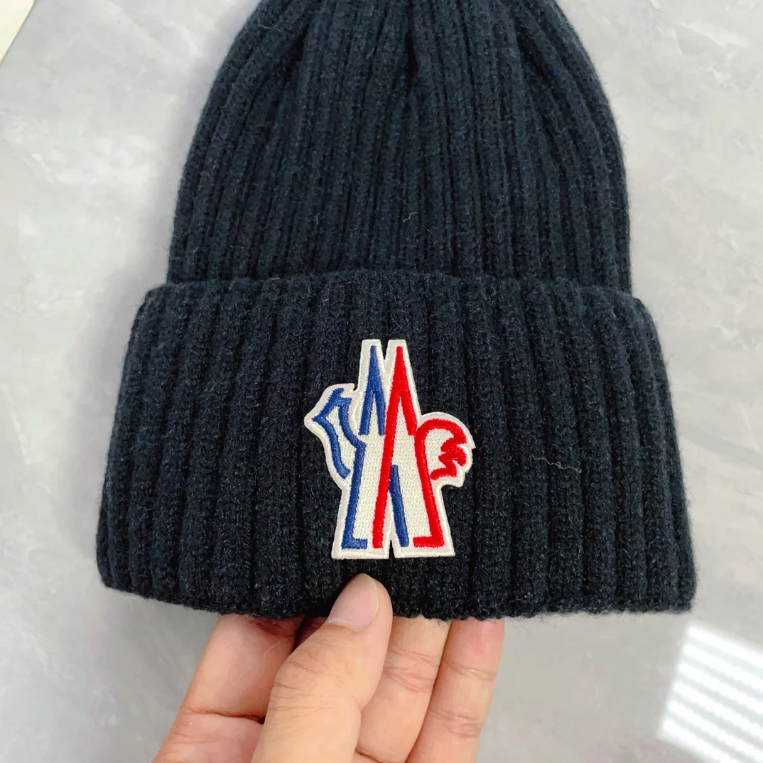 Embroidered cashmere knitted hat