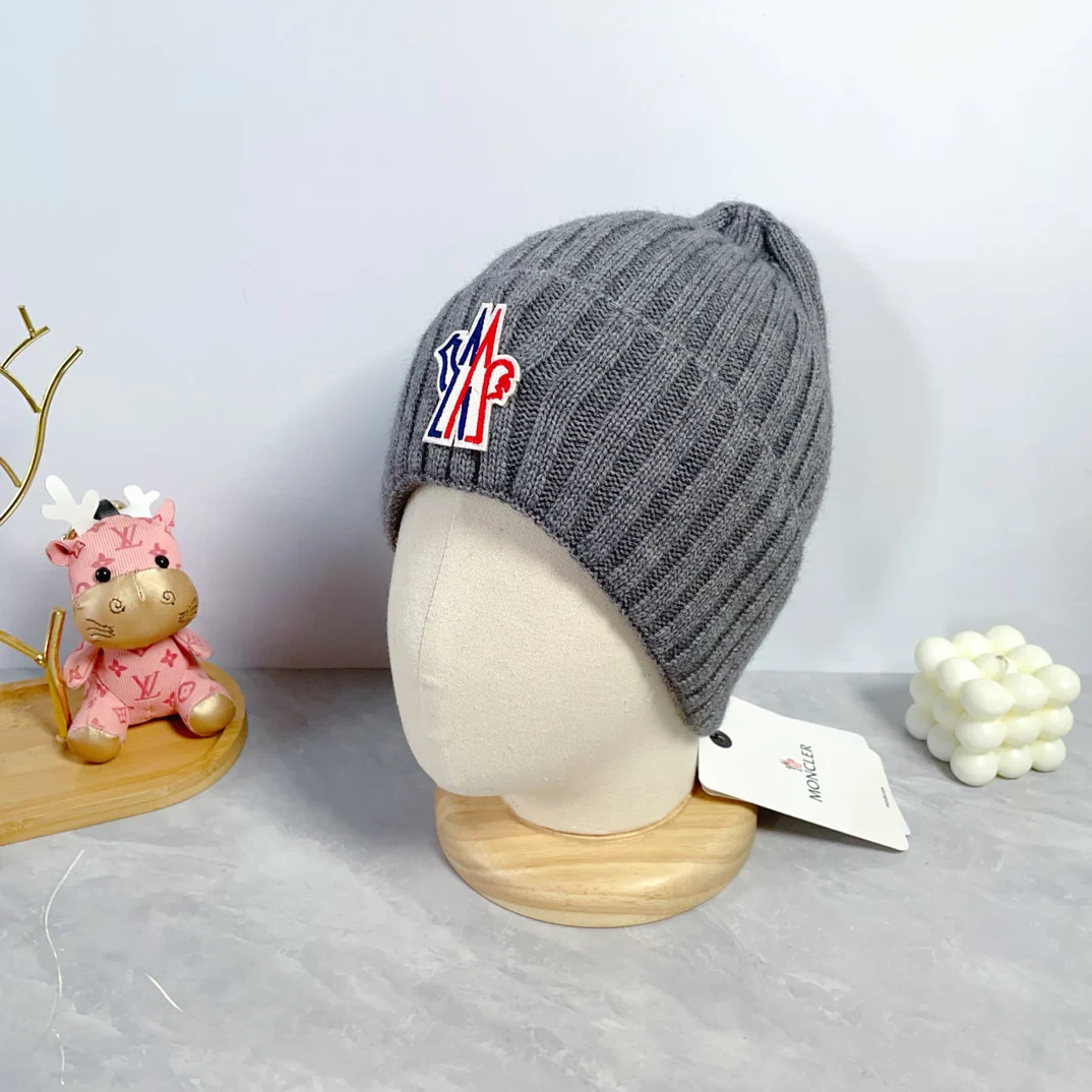 Embroidered cashmere knitted hat