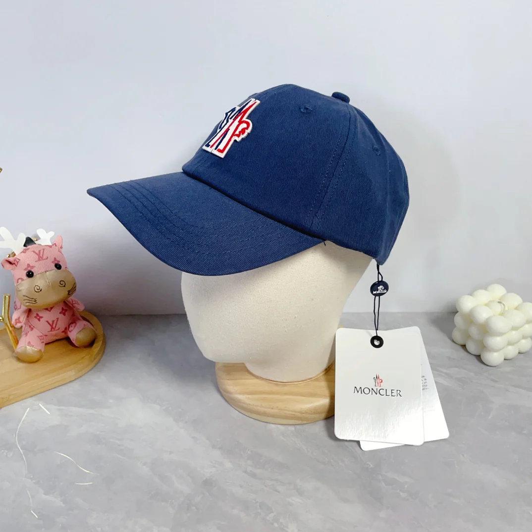 Fashionable embroidered baseball cap