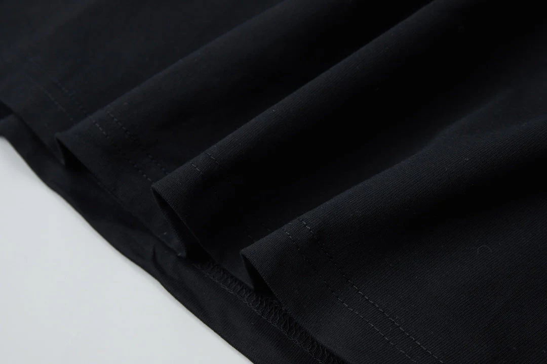 Three-dimensional leather patch T-shirt