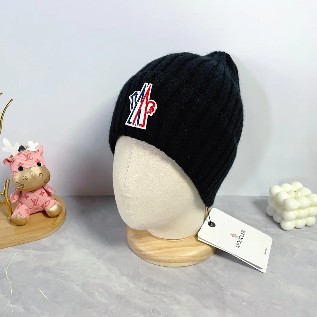 Embroidered cashmere knitted hat