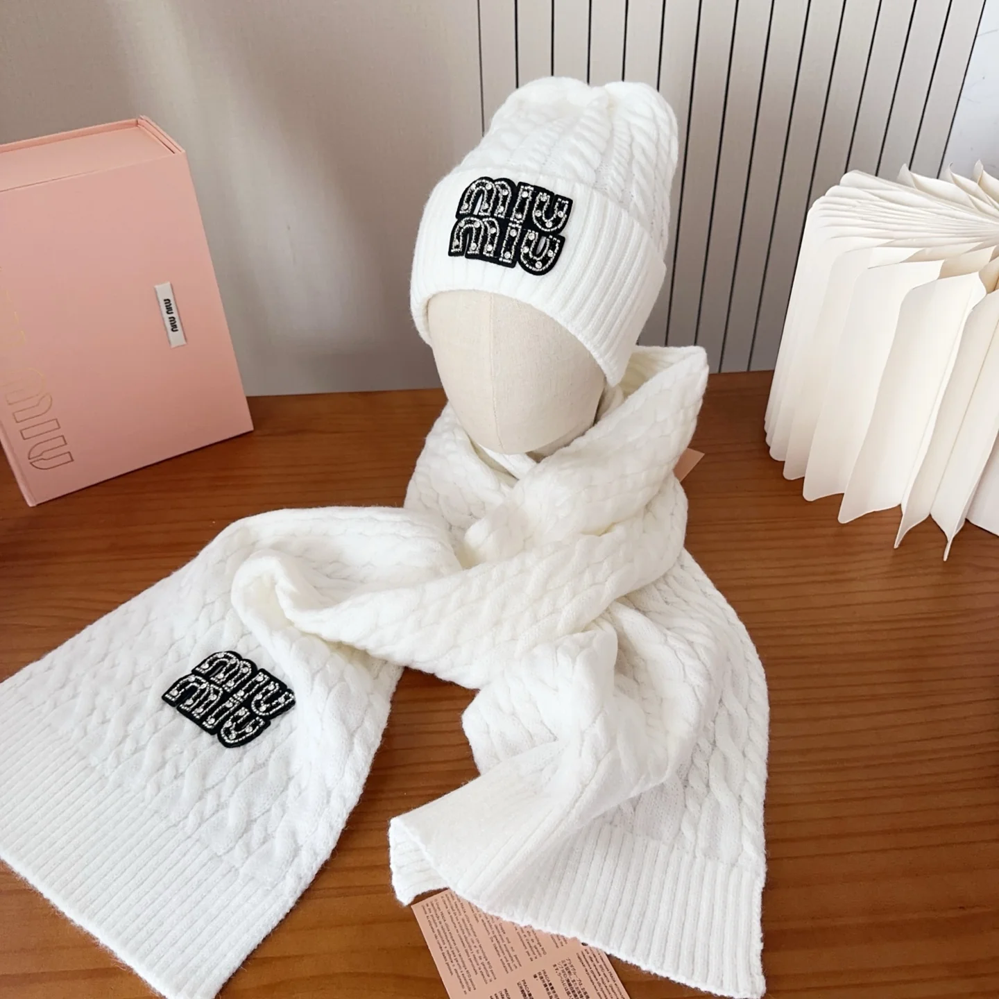 Embroidery knit scarf and hat set