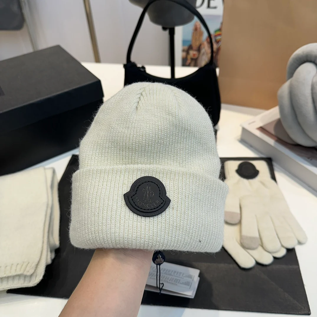 Leather label knitted scarf hat gloves set