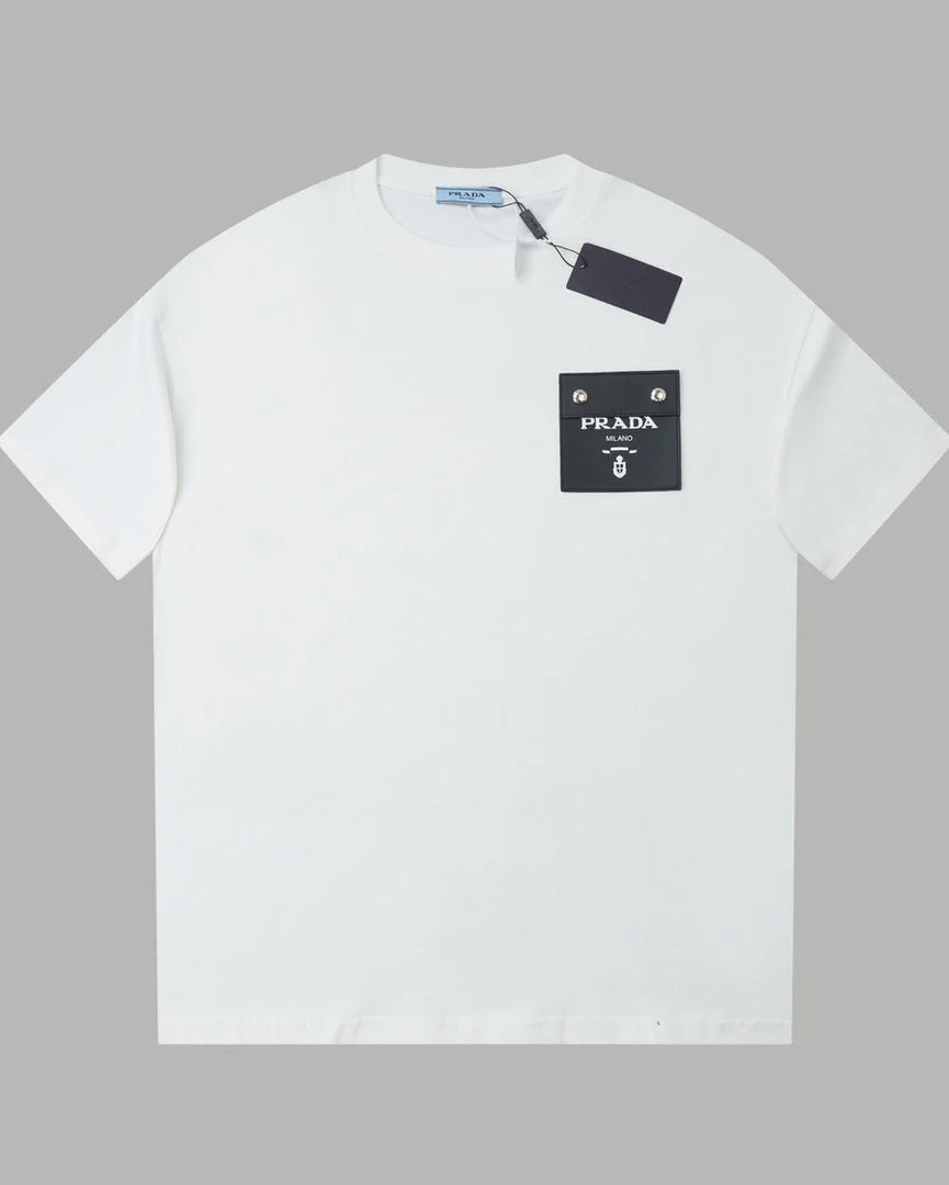 Three-dimensional leather patch T-shirt