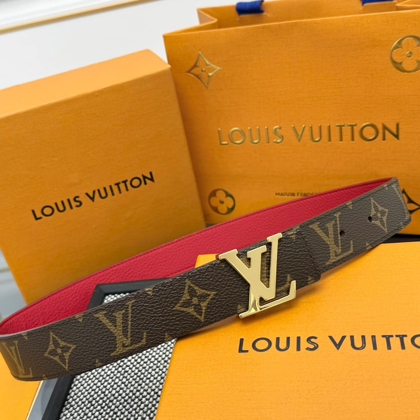 Two-tone leather belt