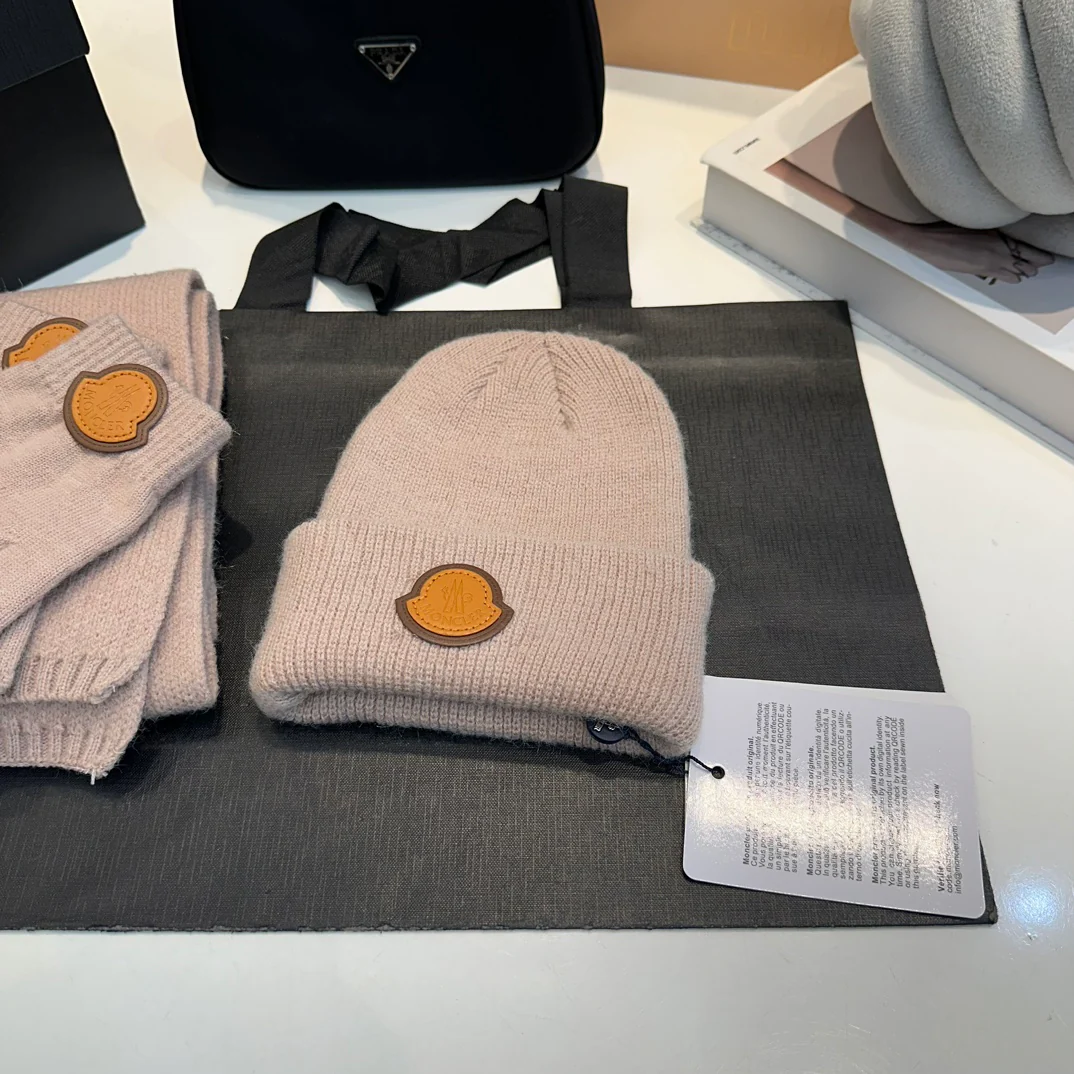 Leather label knitted scarf hat gloves set