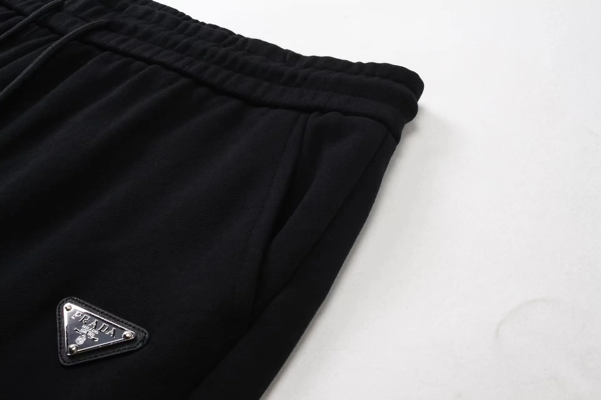 Simple pocket trousers