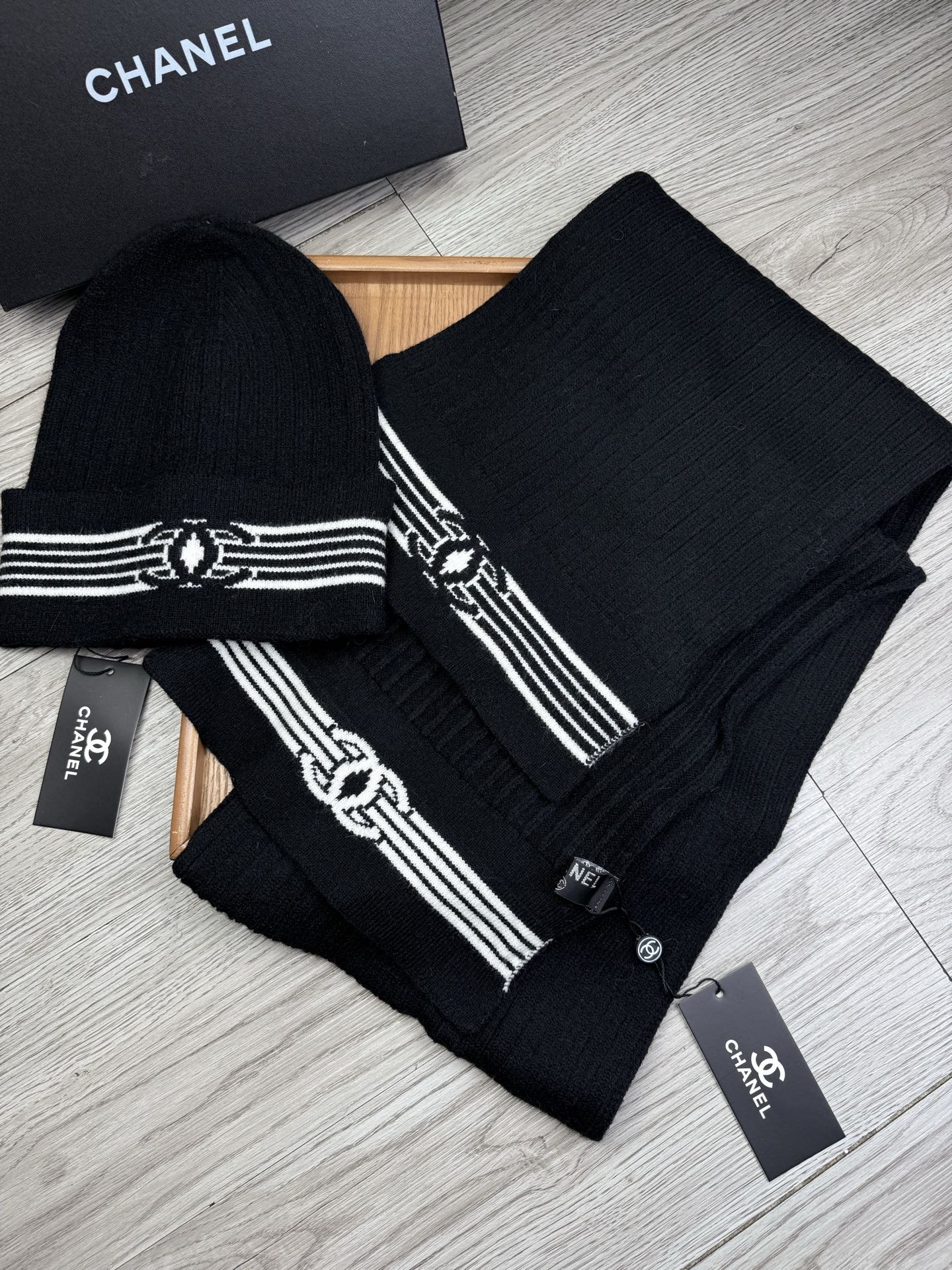 Jacquard knit scarf and hat set