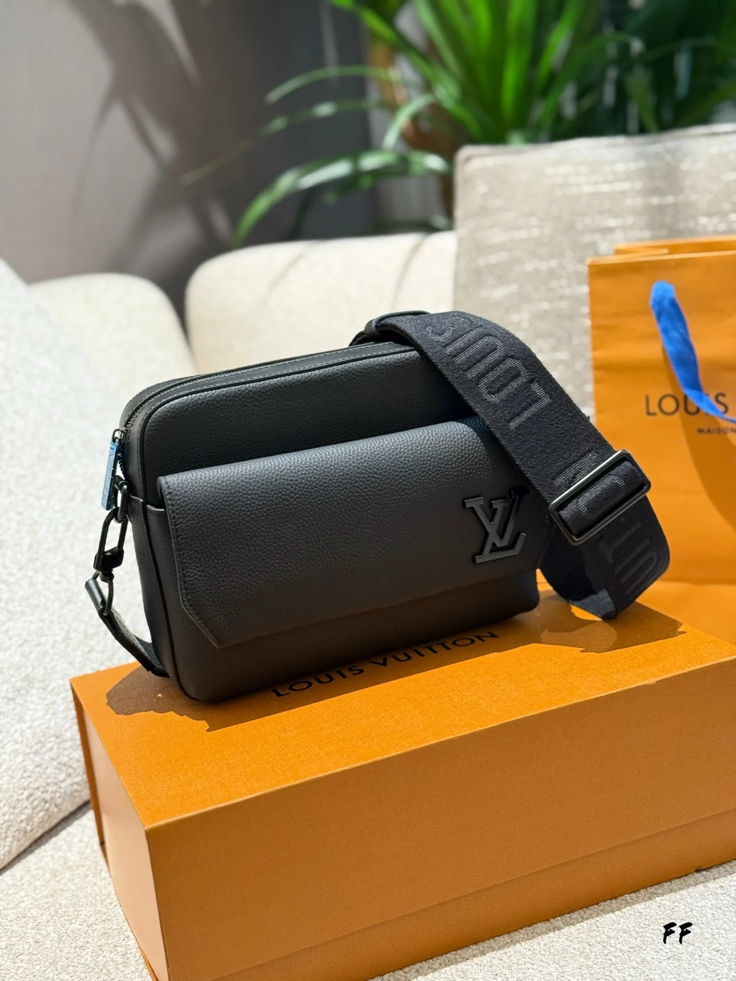 Black Men's Messenger Bag