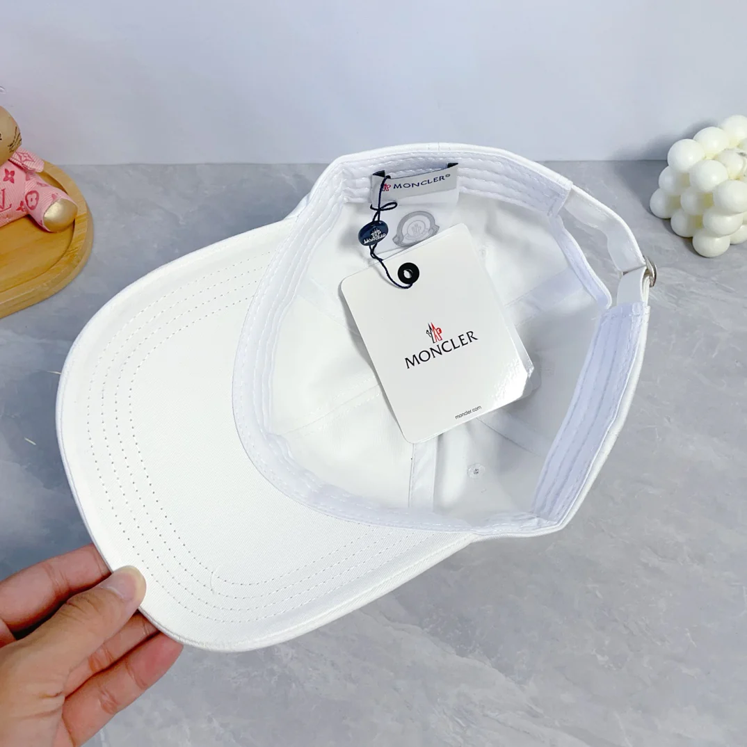 Fashionable embroidered baseball cap