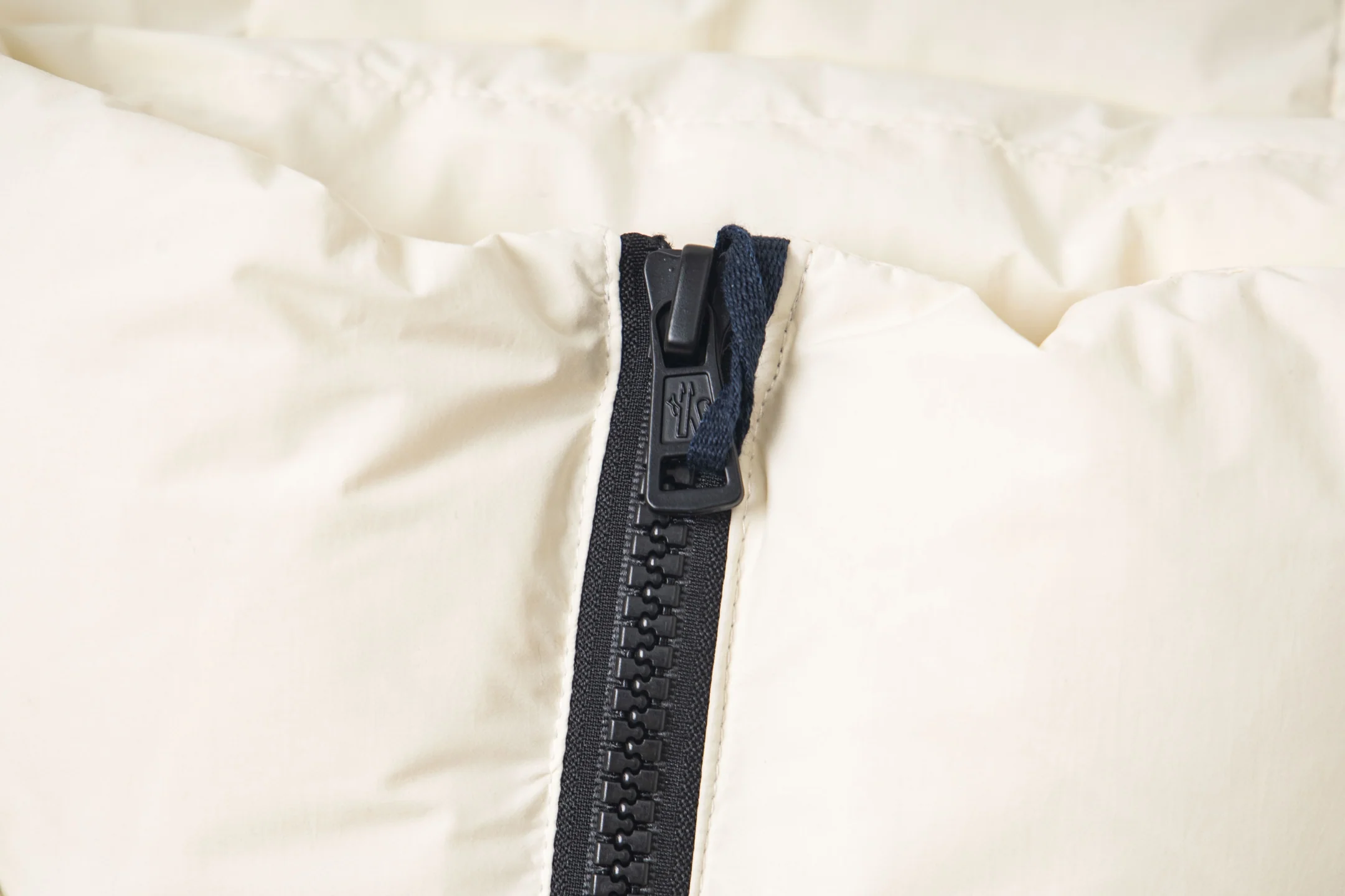 Printed rubber hooded down jacket