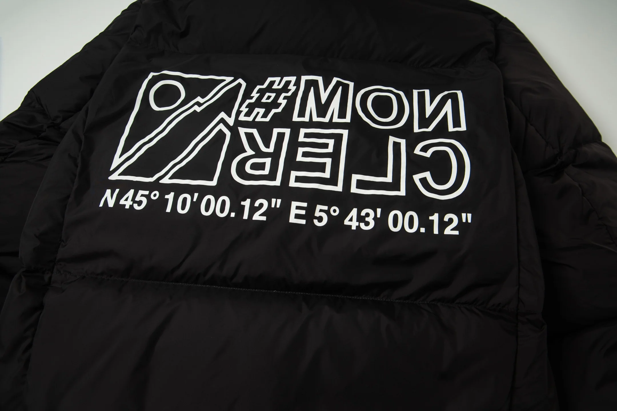 Printed stand-up collar down jacket