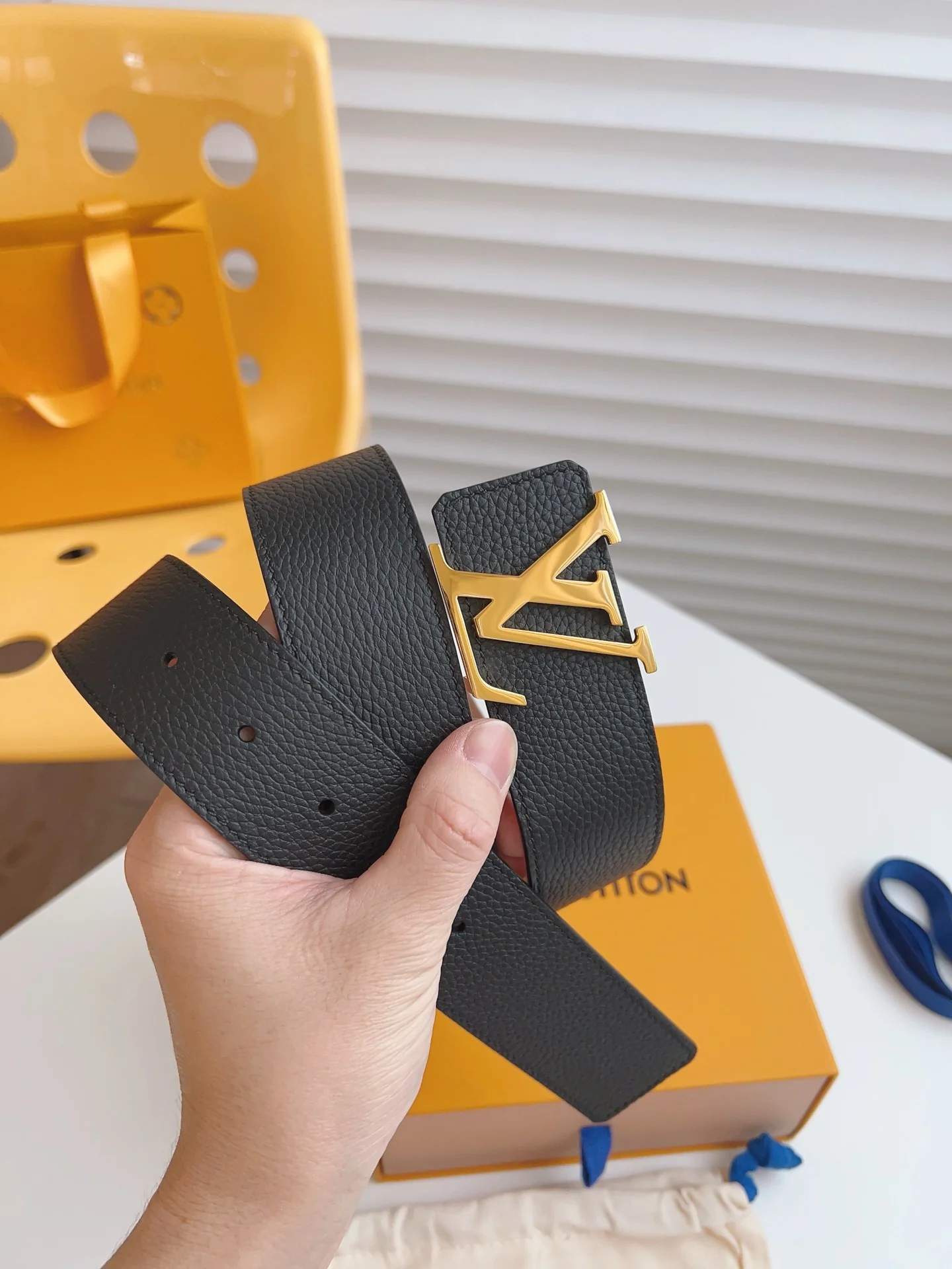 Two-tone leather belt