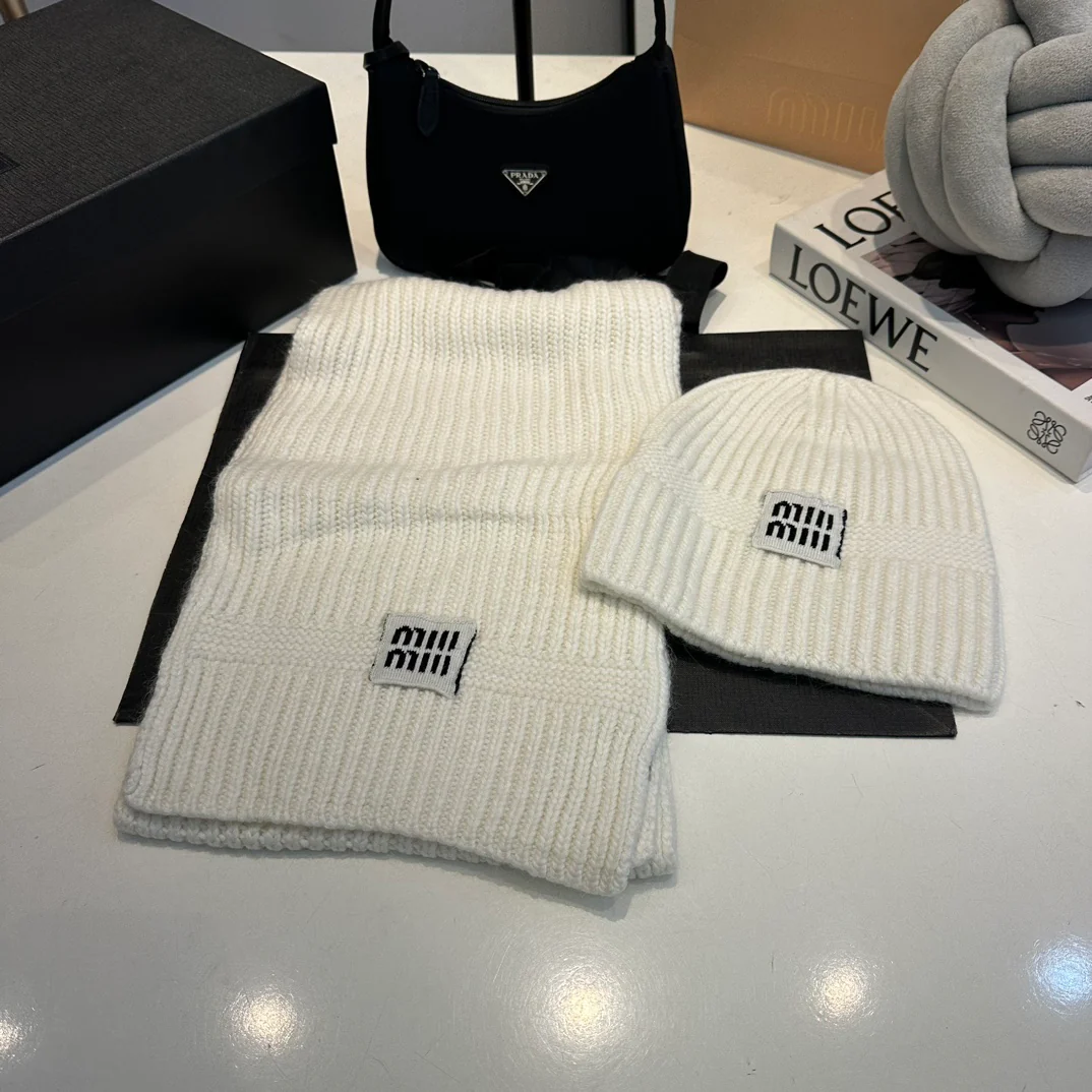 Jacquard knit scarf and hat set