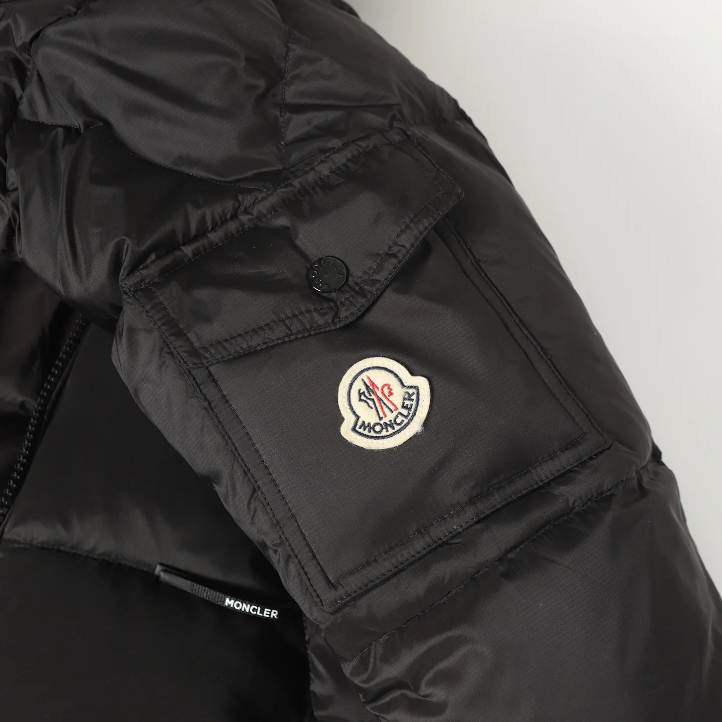 Pocket down hooded jacket