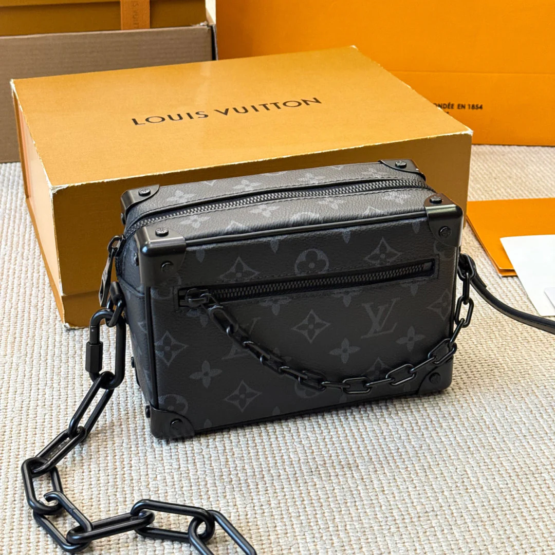 Men's Embossed Crossbody Chain Bag