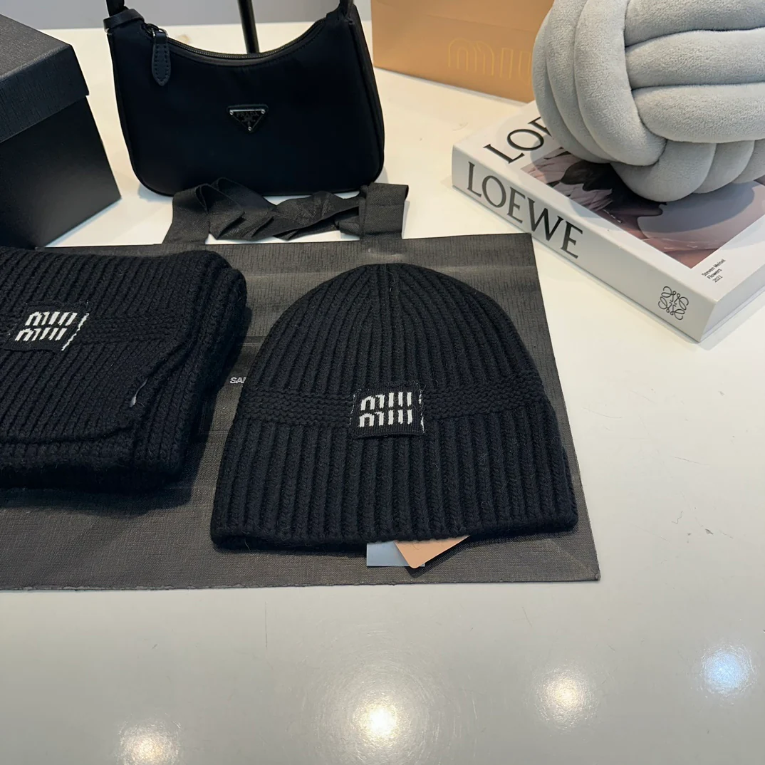 Jacquard knit scarf and hat set