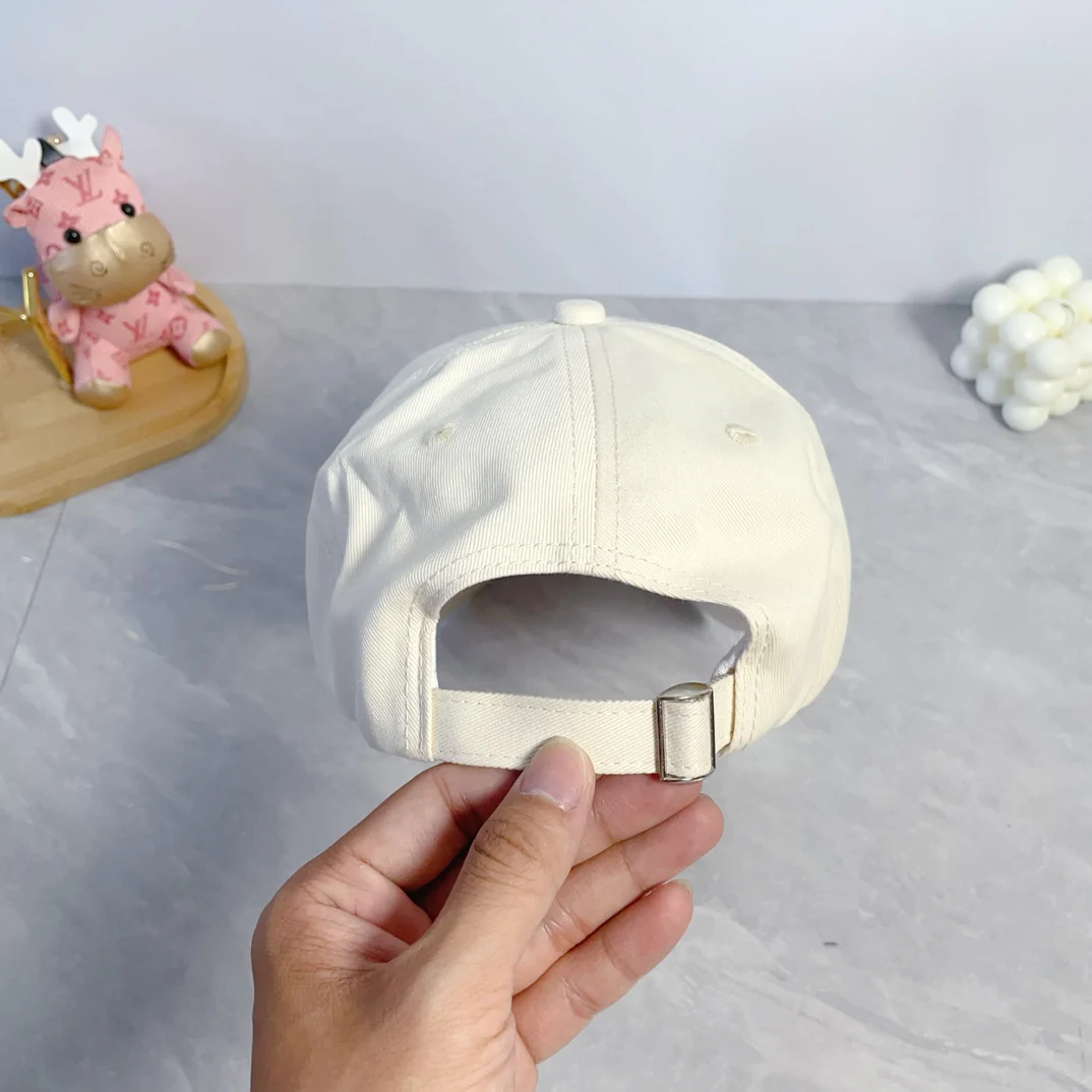 Fashionable embroidered baseball cap