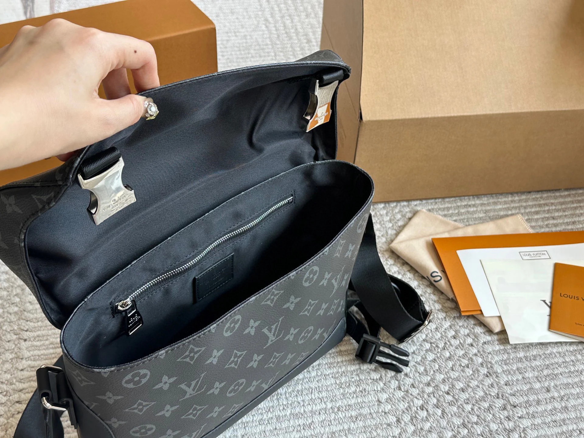 Men's messenger bags