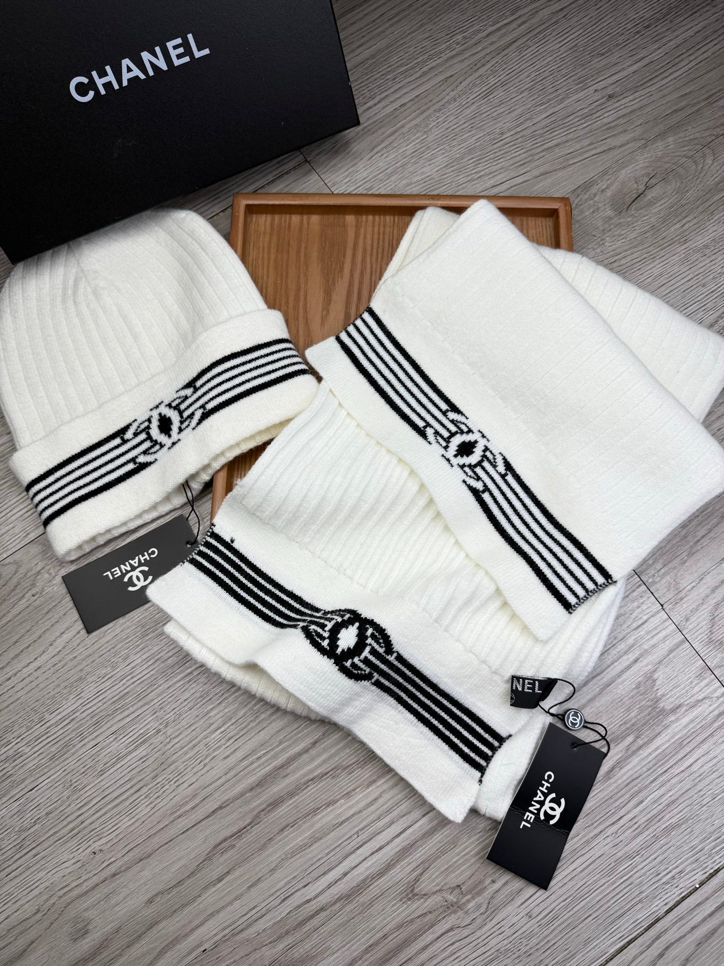 Jacquard knit scarf and hat set