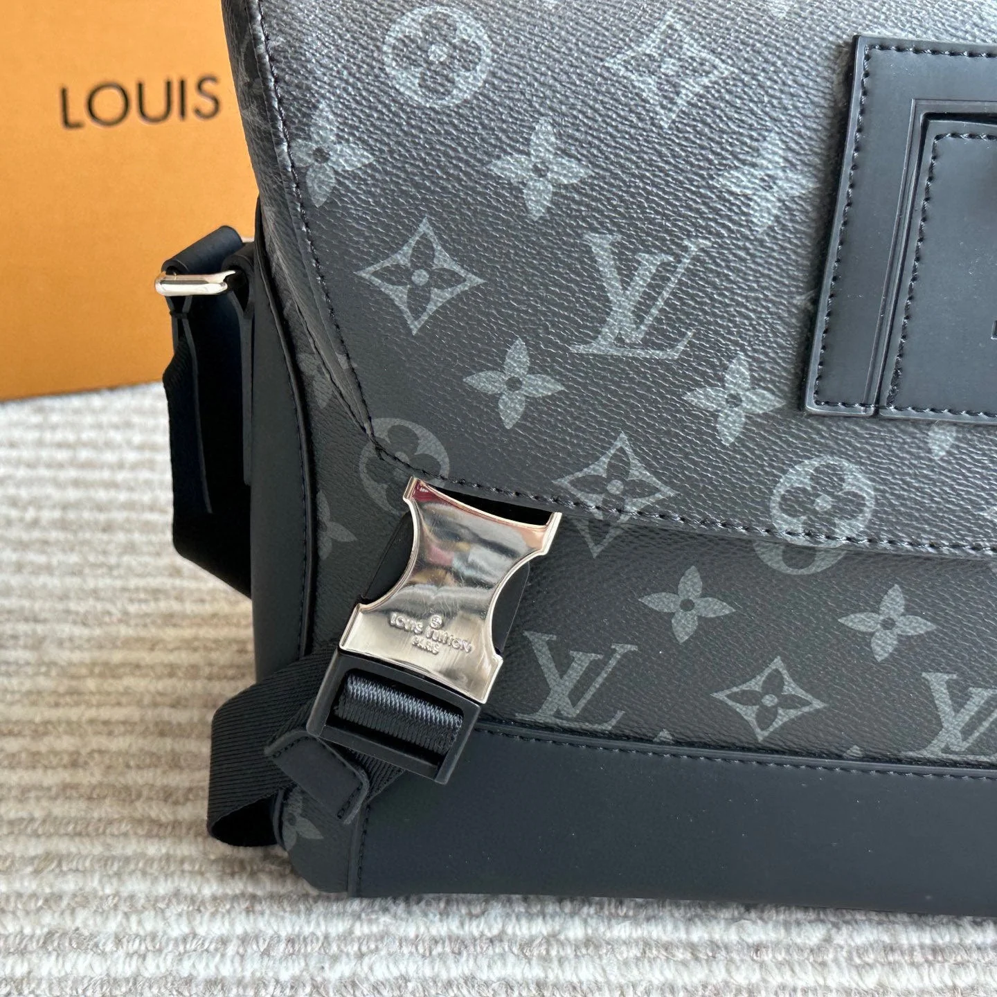 Men's Classic Checkerboard Messenger Bag