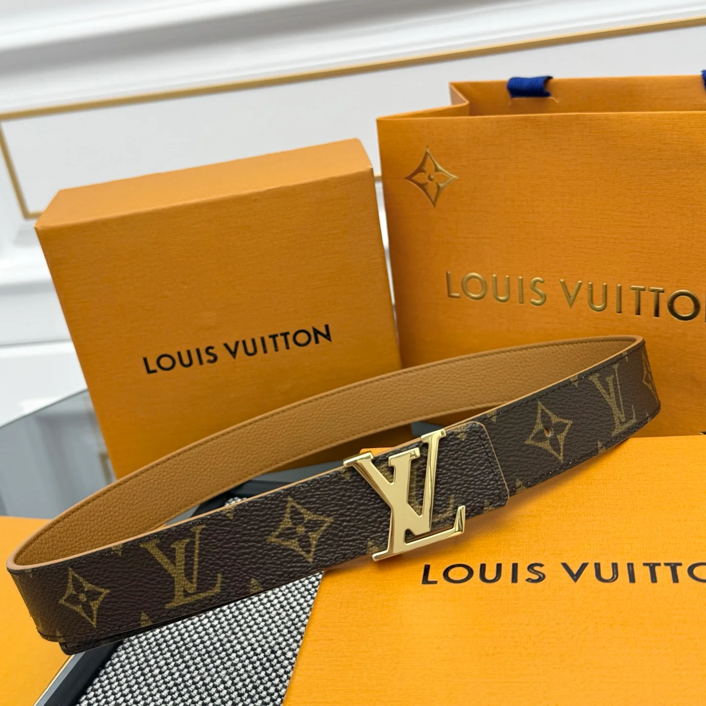 Two-tone leather belt