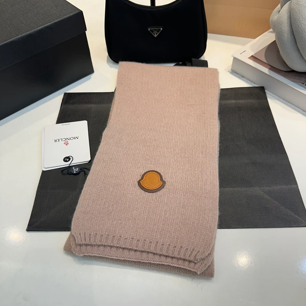 Leather label knitted scarf hat gloves set