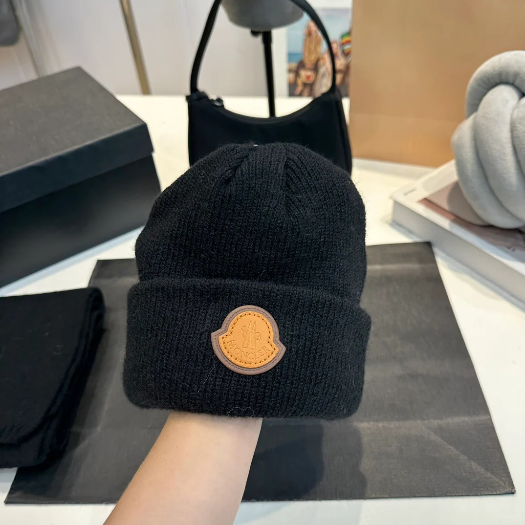 Leather label knitted scarf hat gloves set