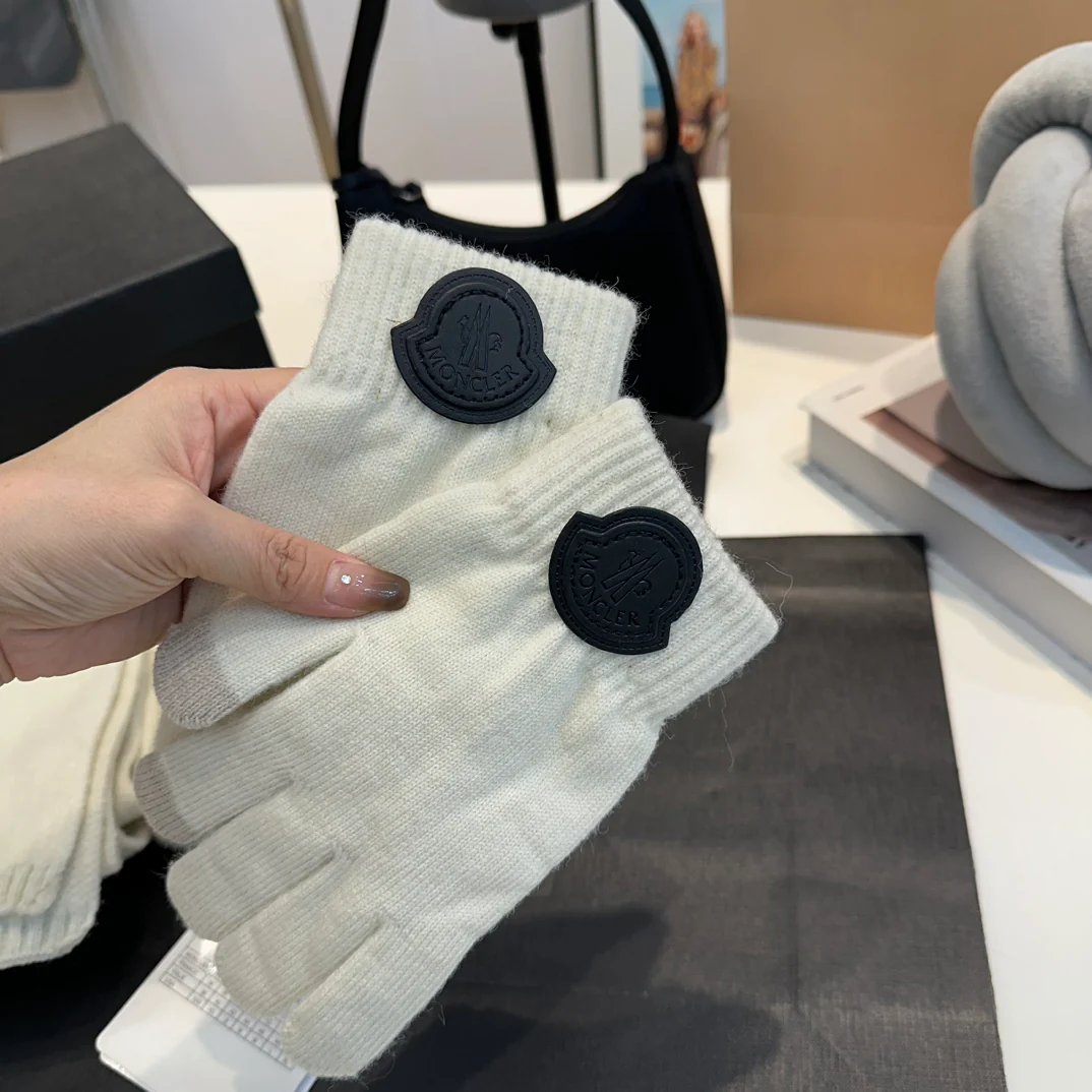 Leather label knitted scarf hat gloves set