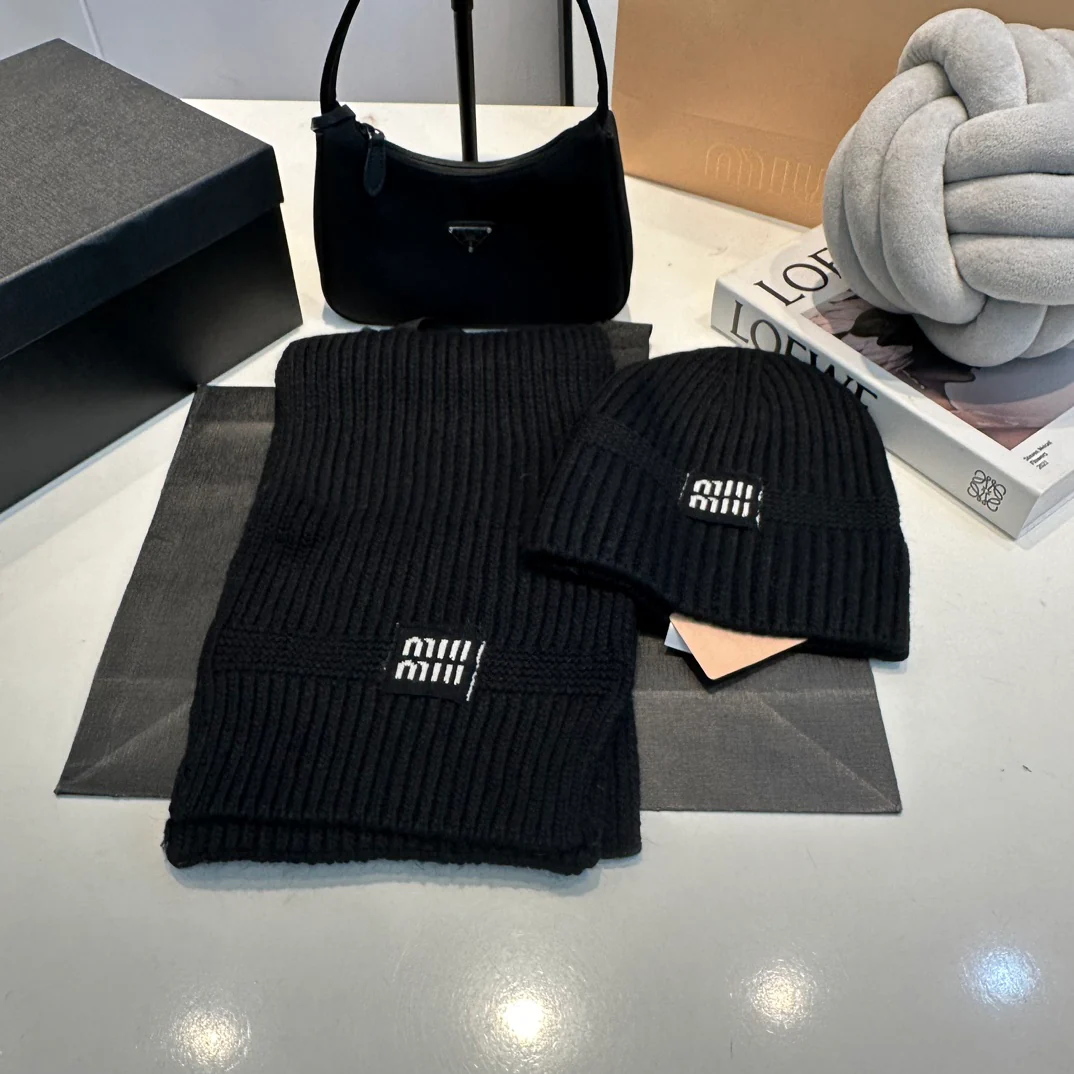 Jacquard knit scarf and hat set