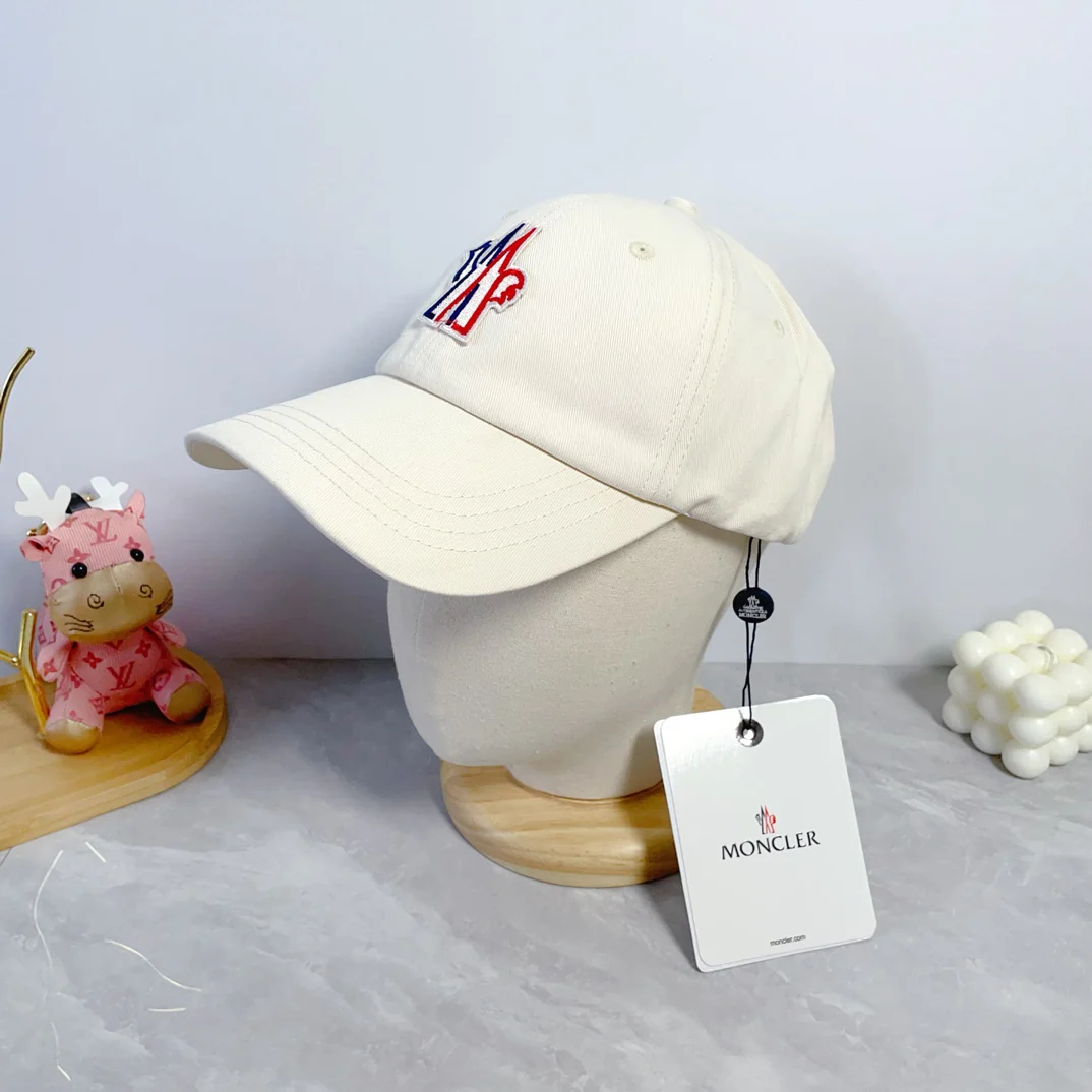 Fashionable embroidered baseball cap