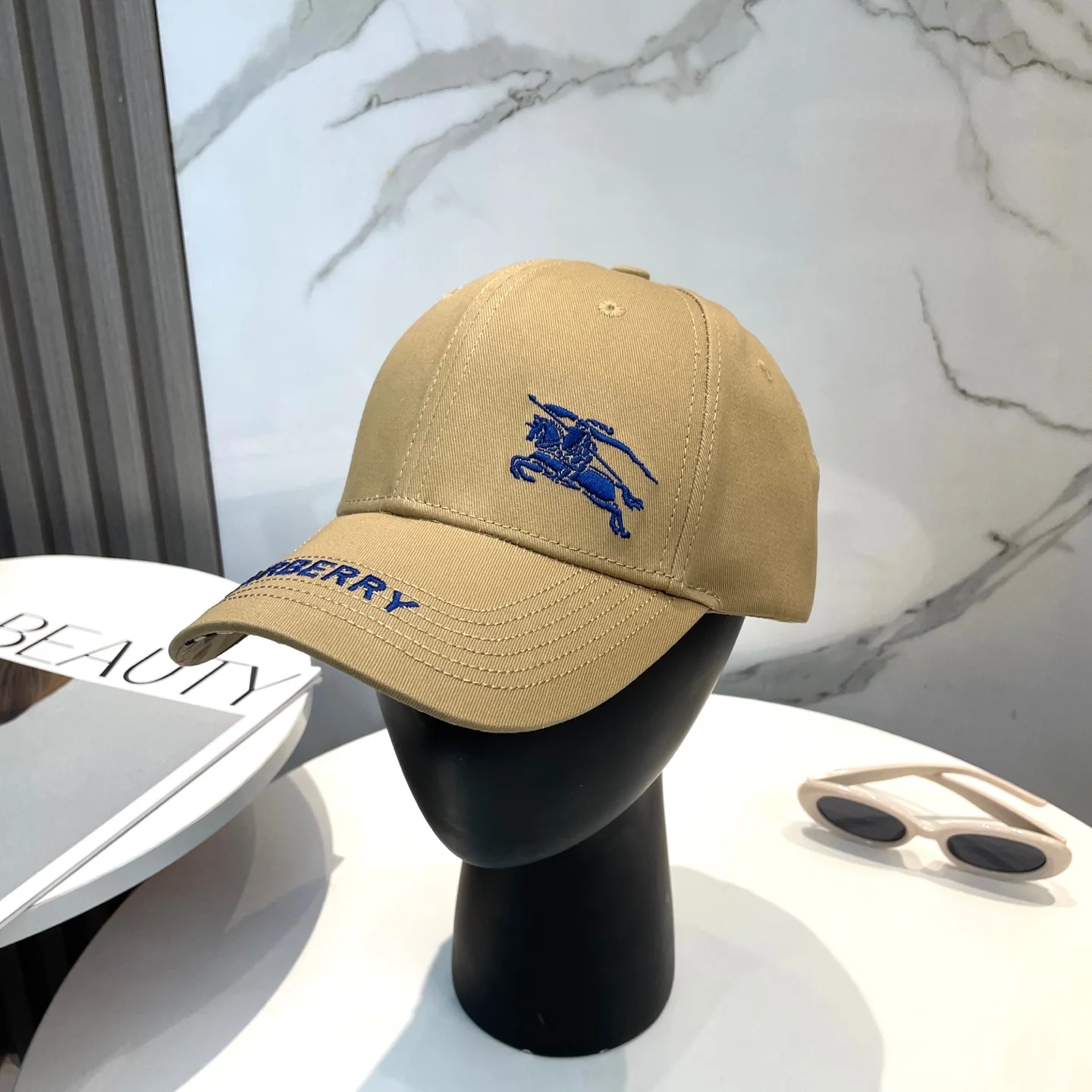 Fashionable embroidered baseball cap