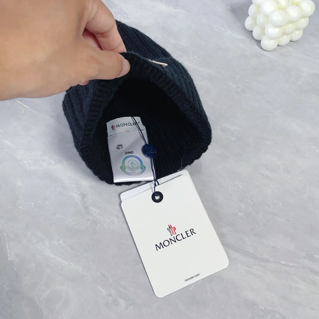 Embroidered cashmere knitted hat