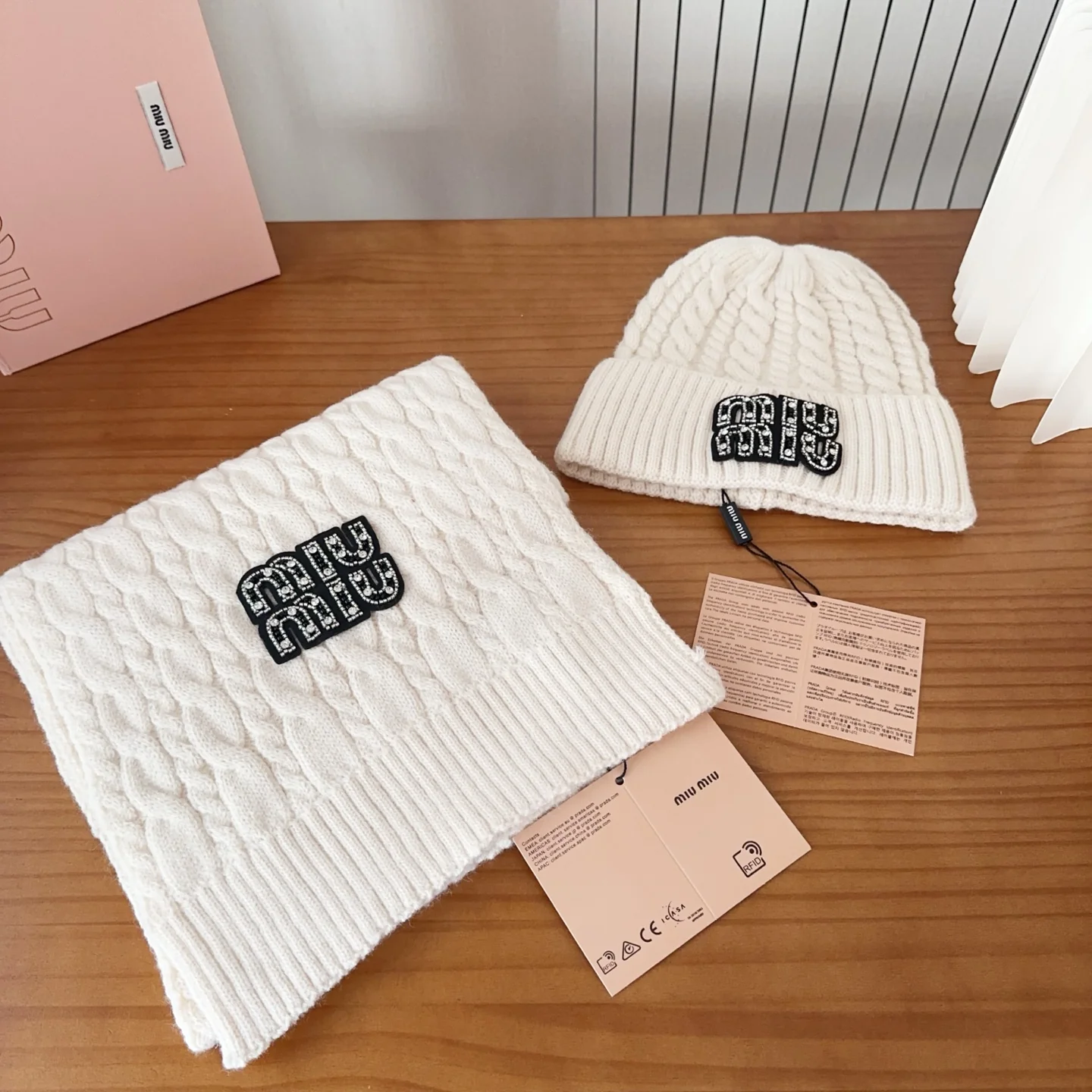 Embroidery knit scarf and hat set