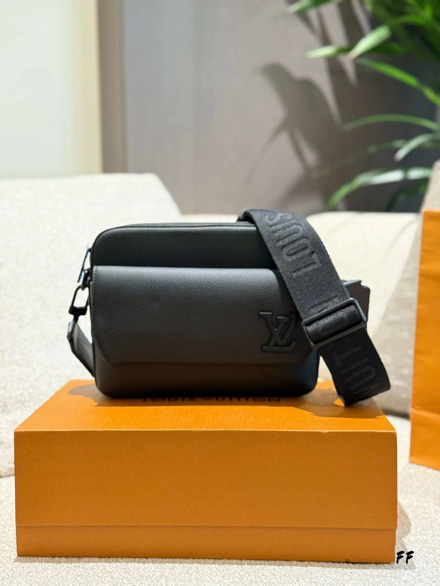 Black Men's Messenger Bag