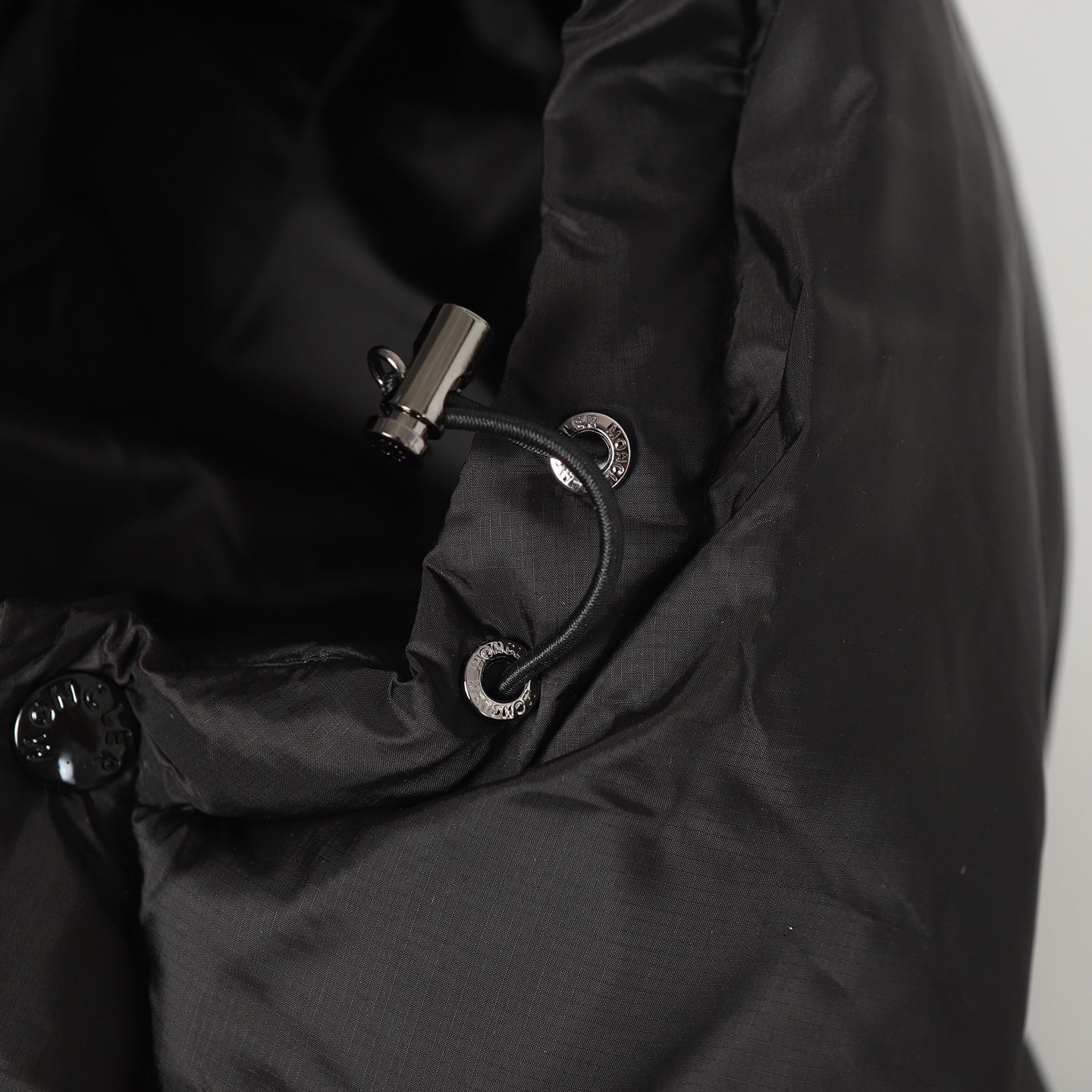 Pocket down hooded jacket